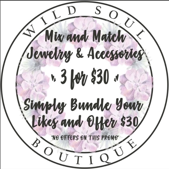 • Wren • Rhinestone + Pearl Circle Studs - Picture 3 of 3